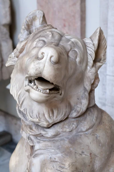 Antieke marmeren hond beeldhouwkunst — Stockfoto