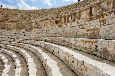 Antik büyük Güney tiyatro, jerash taş koltuk