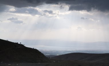 Ölü Deniz üzerinde yine de dağa vadide göster