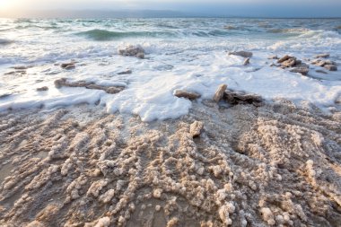 kristal tuz dead sea beach üzerinde