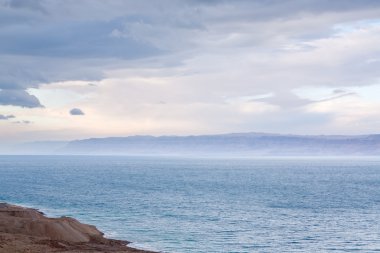 Ölü Deniz kıyısında mavi şafak