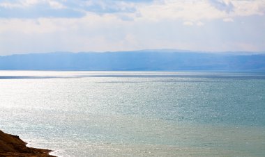 Ölü Deniz kıyısında erken mavi şafak