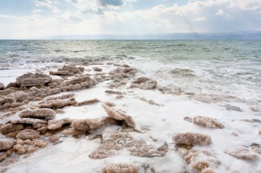 kristal tuz dead sea beach üzerinde