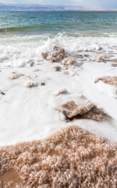 kristal tuz dead sea beach üzerinde