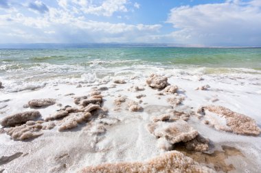 kristal tuz dead sea beach üzerinde