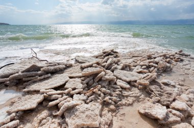 kristal tuz dead sea beach üzerinde