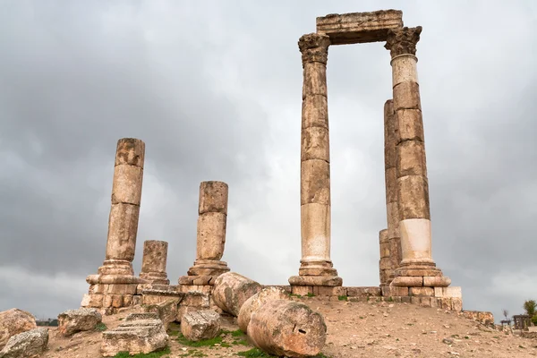Tempel van hercules in antieke citadel in amman — Stockfoto