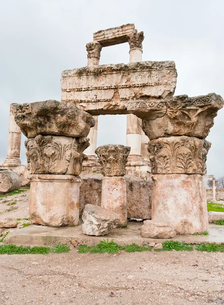 Ruins of Temple of Hercules in antique citadel in Amman — Stock Photo, Image