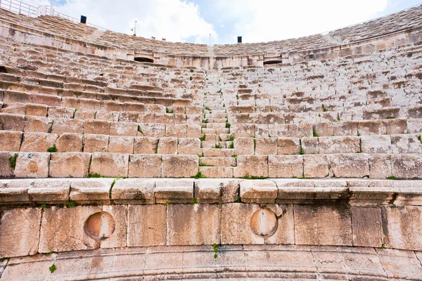 प्राचीन बड़े दक्षिण थिएटर, जेराश में पत्थर सीटें — स्टॉक फ़ोटो, इमेज