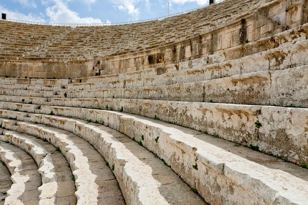 Antik büyük Güney tiyatro, jerash taş koltuk — Stok fotoğraf