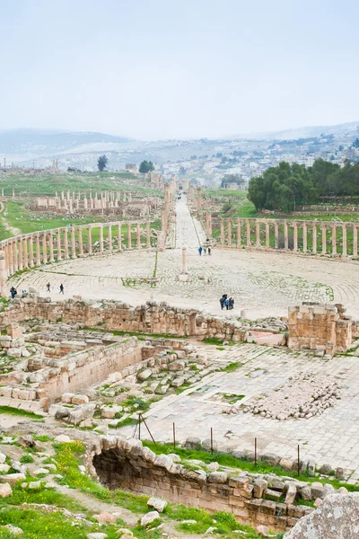 Starożytne rzymskie forum owalne w starożytnym mieście Jerash — Zdjęcie stockowe