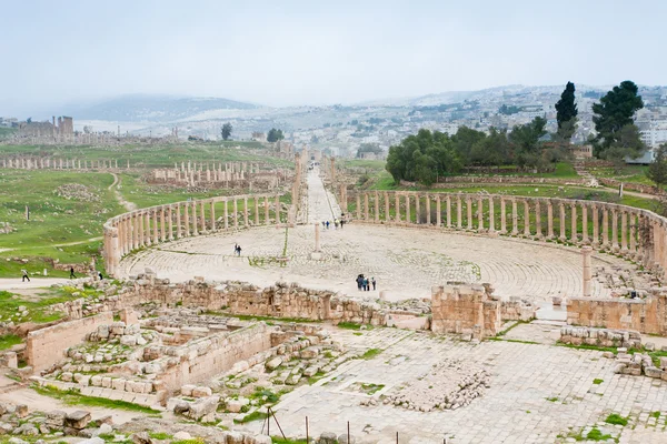 Starověké římské oválné fórum ve starožitném městě Jerash — Stock fotografie