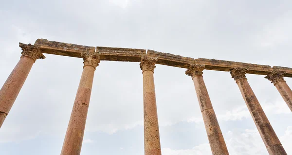 Corinthium sloupec v antické město jerash — Stock fotografie