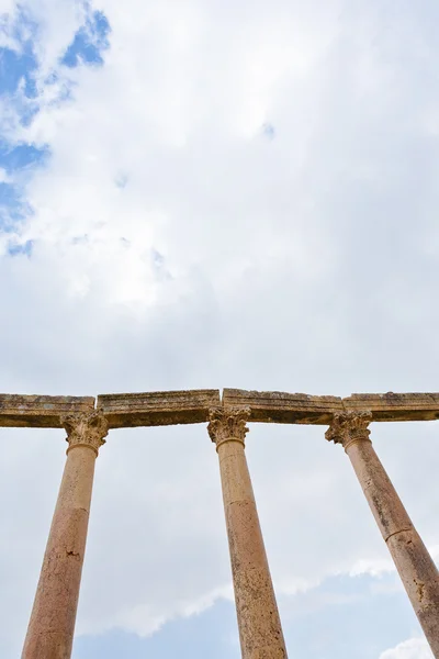 Коринтиевая колонна в античном городе Джераш — стоковое фото