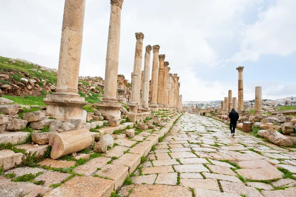 Lunga strada colonnata nella città antica Jerash — Foto Stock