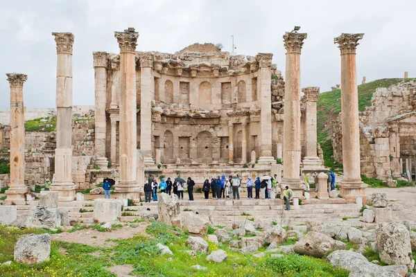 Voorgevel van de tempel van artemis in jerash oude stad — Stockfoto