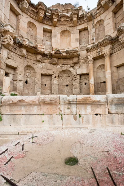 Antike Schale in der Nähe des artemis Tempels in der antiken Stadt jerash — Stockfoto