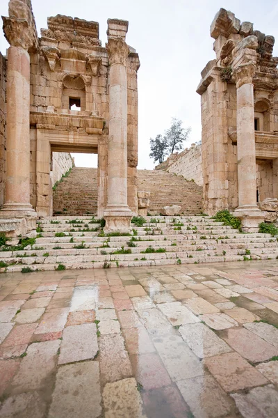 Kroki i brama świątyni Artemidy w starożytnego miasta jerash — Zdjęcie stockowe