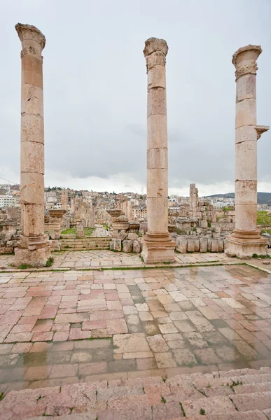 View through antique Artemis temple in ancient city Gerasa to modern Jerash — Stock Photo, Image