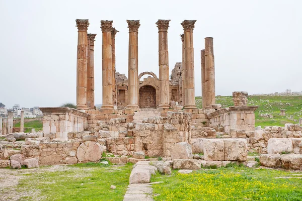 Corinthium kolumnady świątyni Artemidy w starożytnego miasta jerash — Zdjęcie stockowe