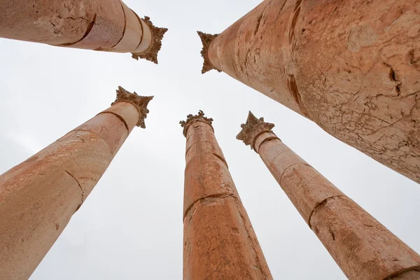 Corinthium kolumna w zabytkowe miasta jerash — Zdjęcie stockowe