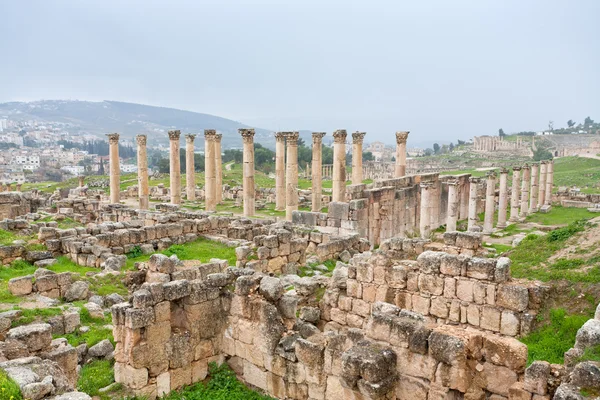 Panorama de la antigua ciudad Gerasa y la moderna Jerash —  Fotos de Stock