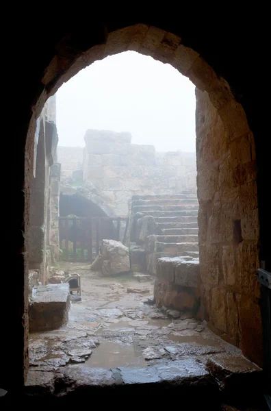 Entrada en el castillo medieval de Ajlun en día brumoso — Foto de Stock