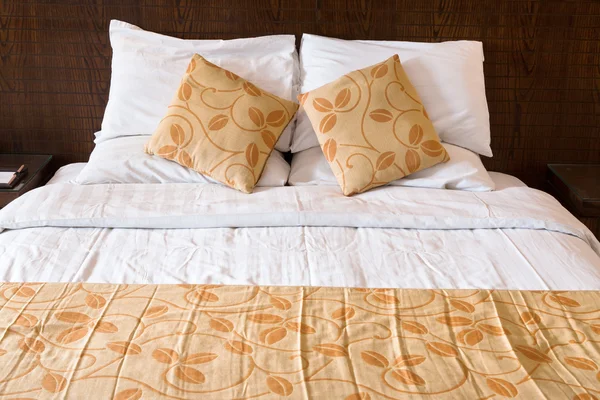 Podwójne łóżko w sypialni — Zdjęcie stockowe