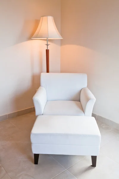 Bílé kožené židle a postavit lampu — Stock fotografie