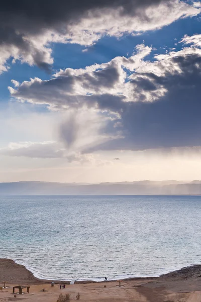 Zandstrand aan de kust van de dode zee — Stockfoto