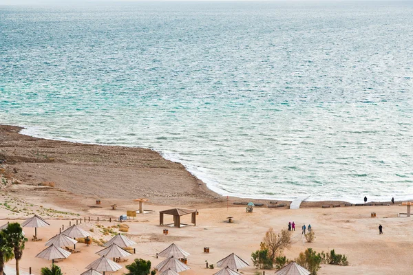 Praia de areia na costa do Mar Morto — Fotografia de Stock