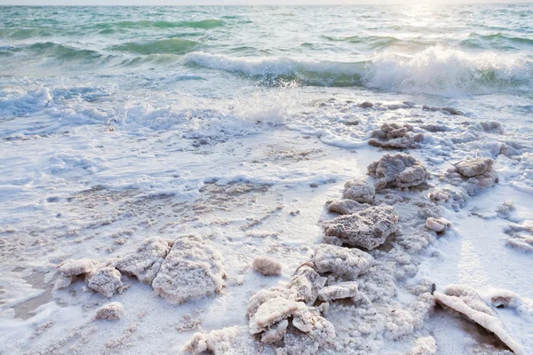 Sale cristallino sulla spiaggia del Mar Morto — Foto Stock