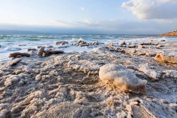 Kristallijn zout op strand van dode zee — Stockfoto