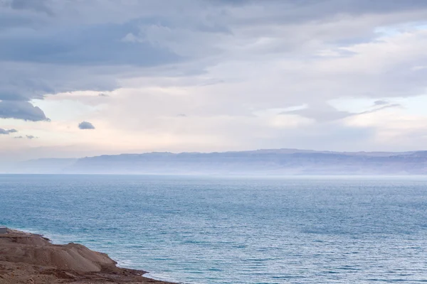 死海の海岸に青い夜明け — ストック写真