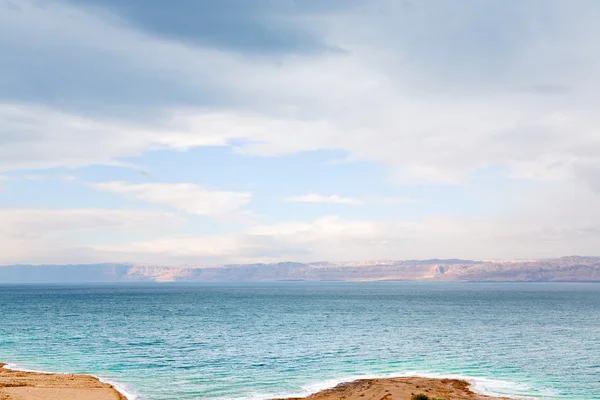 Tidig blå gryning på döda havet kusten — Stockfoto