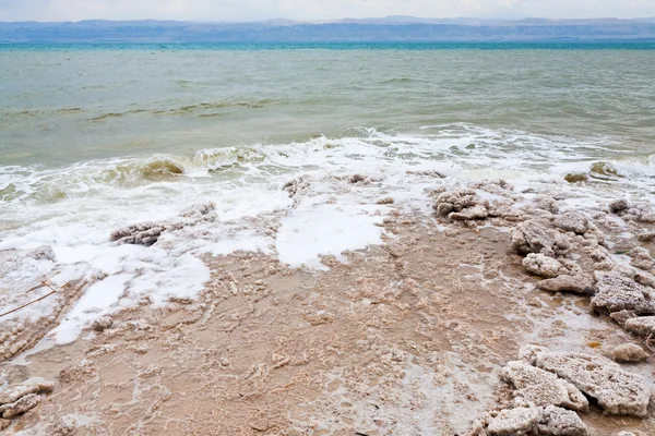 Sal cristalina en la playa del Mar Muerto — Foto de Stock