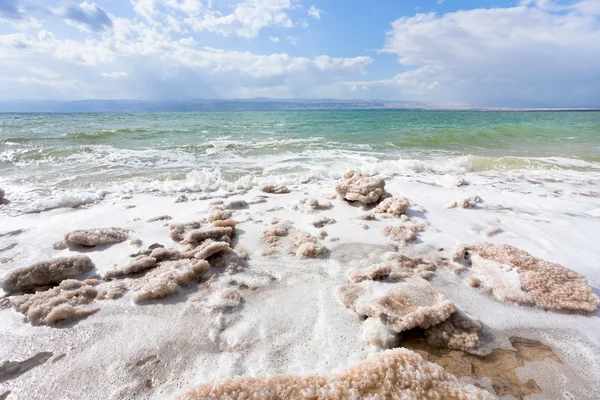 Sale cristallino sulla spiaggia del Mar Morto — Foto Stock