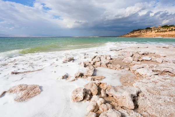 Κρύσταλλο αλάτι παραλία στην ακτή της Νεκράς θάλασσας — Φωτογραφία Αρχείου