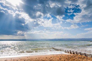 yukarıda ölü deniz güneş ışınları