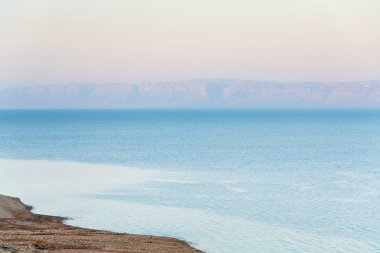 Ölü Deniz kıyısında erken pembe gündoğumu