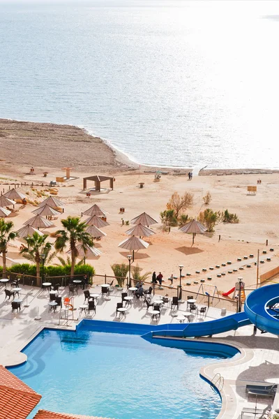 Resort plage de sable sur la côte de la mer Morte — Photo