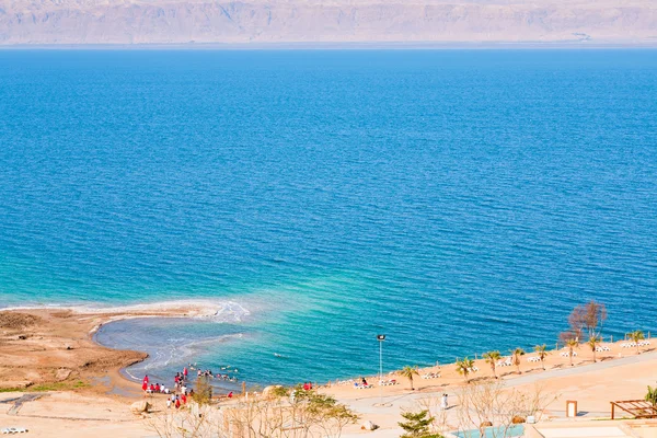 Sulla spiaggia di sabbia del Mar Morto — Foto Stock
