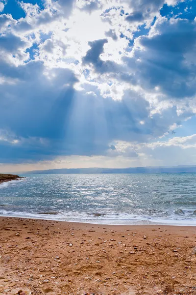 Rayons de soleil au-dessus de la mer Morte — Photo