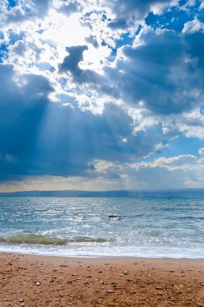 Raggi di sole sopra il Mar Morto — Foto Stock