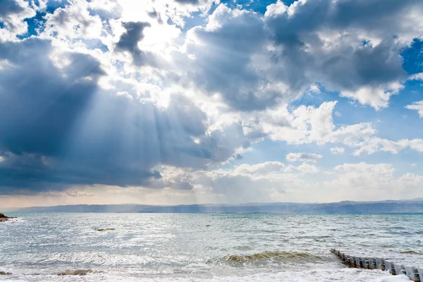 Raggi di sole sopra il Mar Morto — Foto Stock