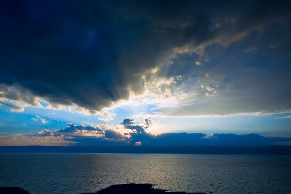 Coucher de soleil bleu foncé sur la mer Morte — Photo