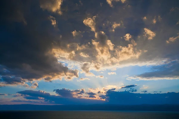 Ölü Deniz üzerine koyu mavi günbatımı — Stok fotoğraf