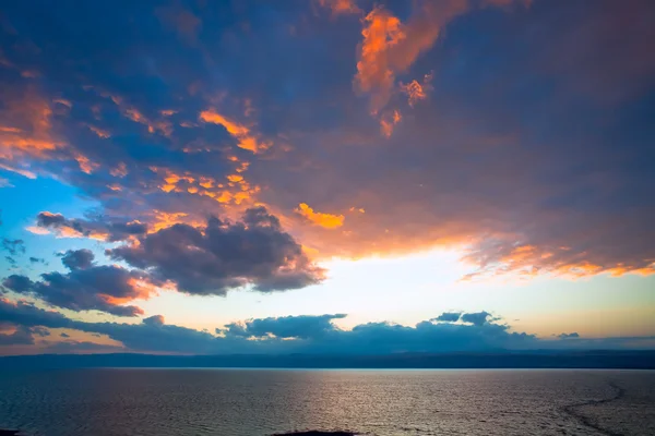 Sötét rózsaszín és kék naplemente a Holt-tenger — Stock Fotó