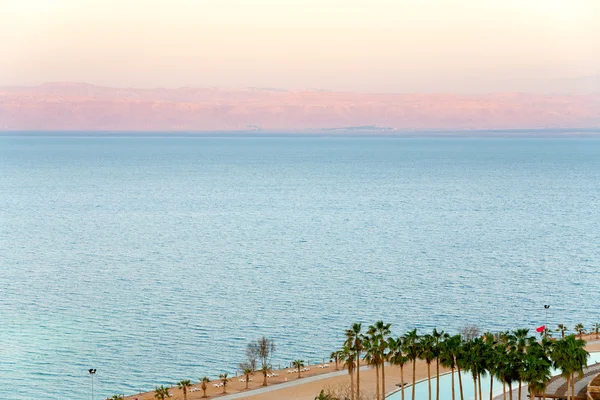 Tidiga rosa soluppgång på döda havet kusten — Stockfoto
