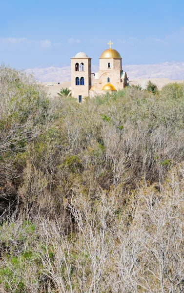 Вид на церковь Святого Иоанна рядом с местом крещения — стоковое фото